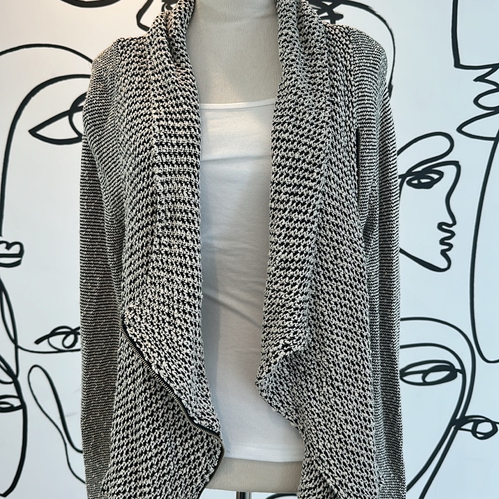 Gorgeous Olivaceous Patterned Zip up Blazer!